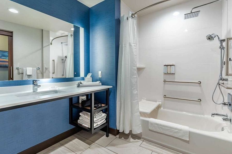 Cambria Hotel Savannah Downtown Historic District — Bathroom