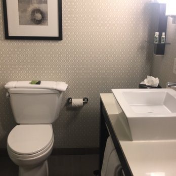 Cambria Hotel White Plains Downtown — Bathroom