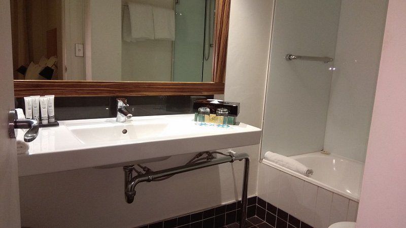 Cambridge Hotel Sydney — Bathroom