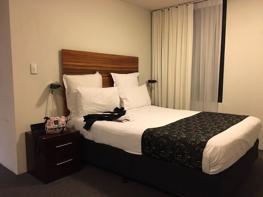 Cambridge Hotel Sydney — Guest room