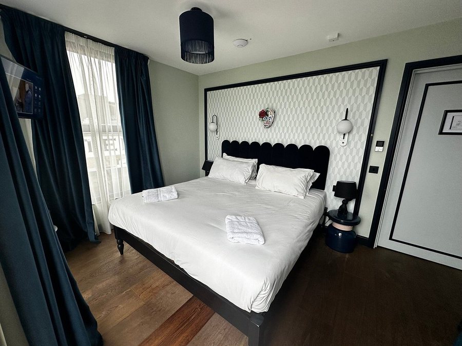 Camden Enterprise Hotel — Guest room