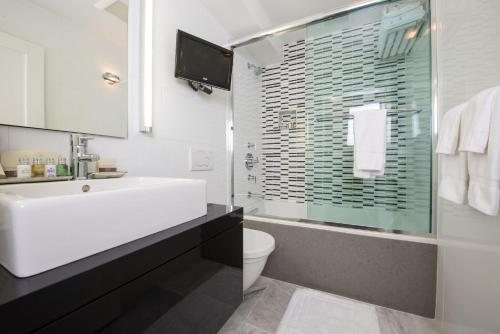Camden Harbour Inn — Bathroom