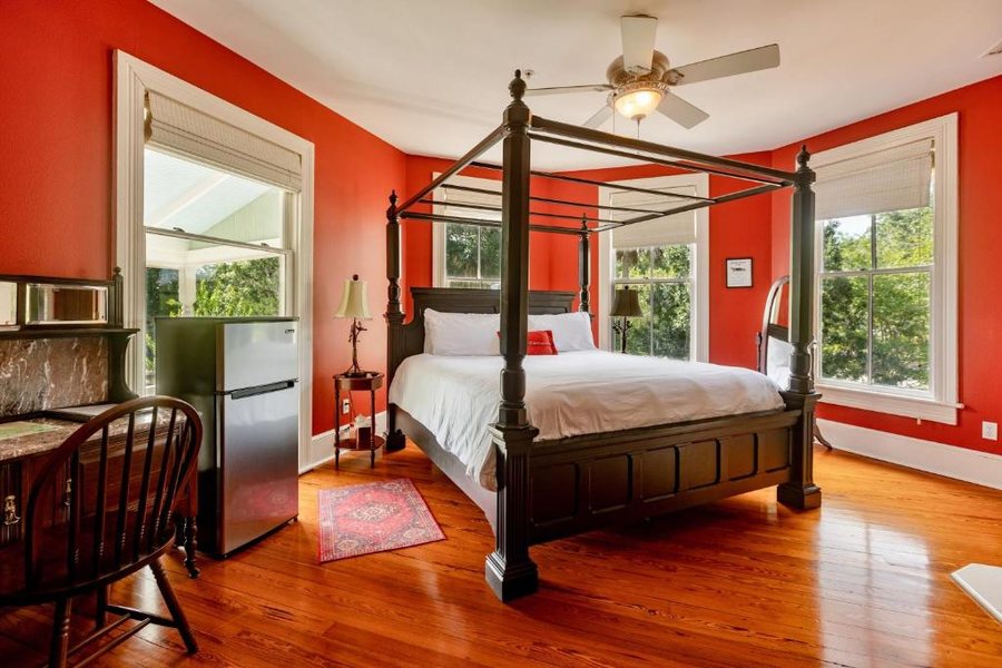 Camellia Rose Inn — Guest room