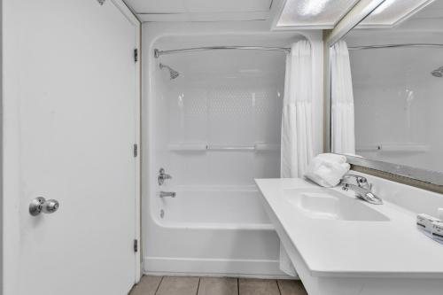 Camelot By The Sea — Bathroom