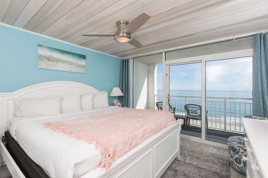 Camelot By The Sea — Guest room