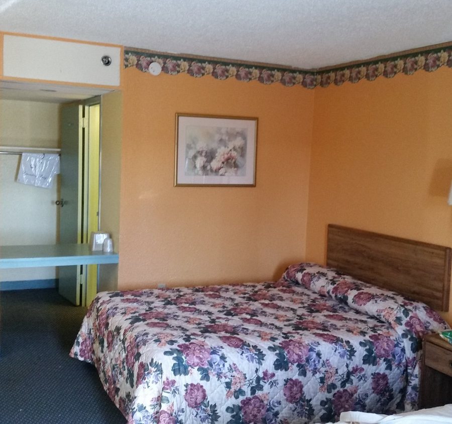 Camelot Inn — Guest room