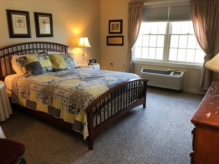Camelot Inn — Guest room
