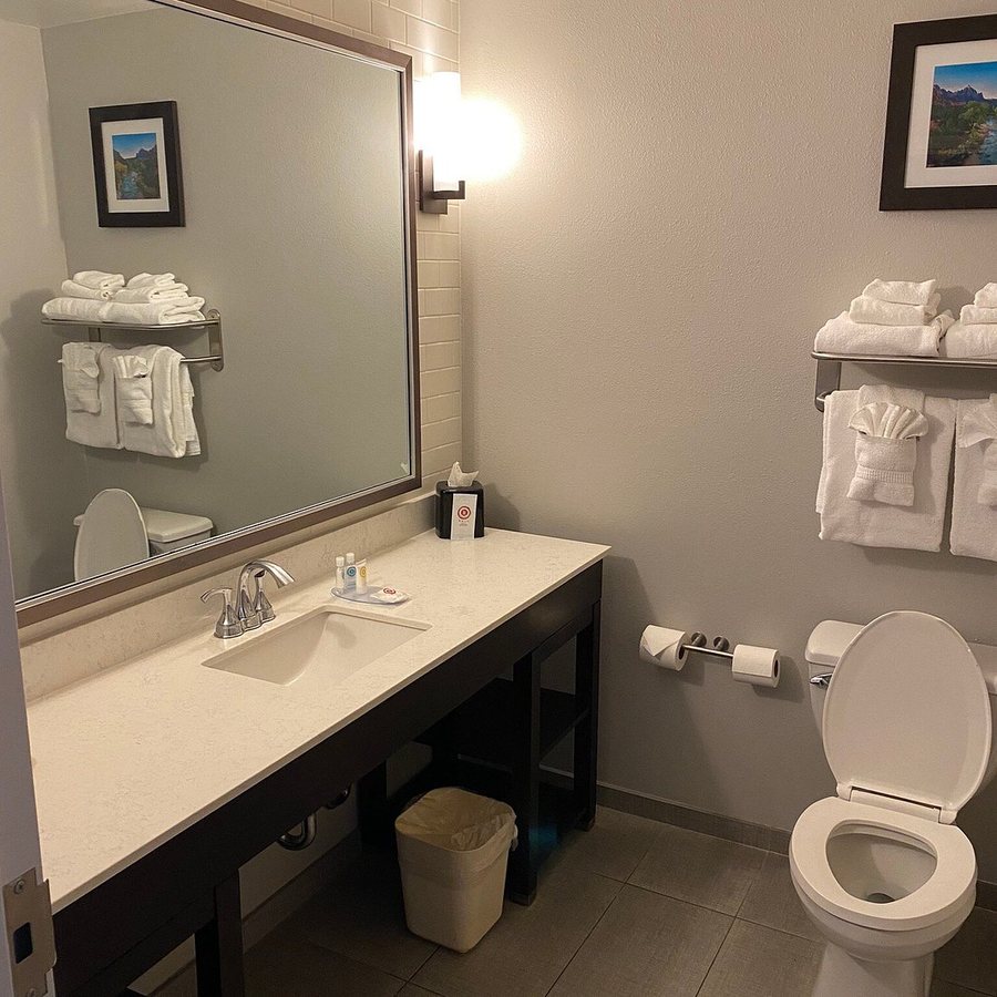 Camelot Inn Hostel — Bathroom