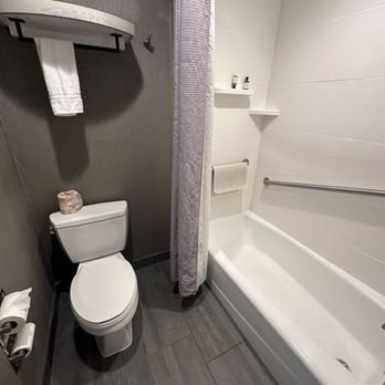 Camelot Inn Suites — Bathroom