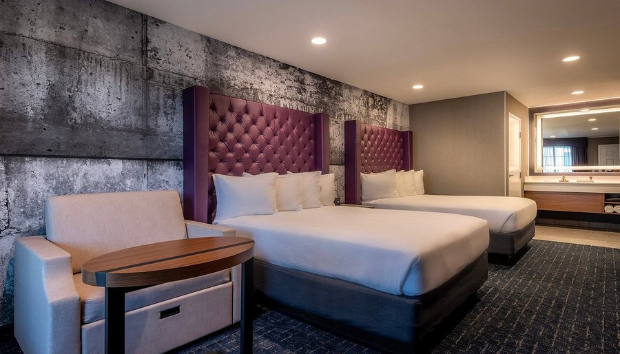 Camelot Inn Suites — Guest room