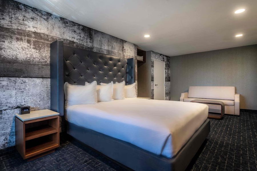 Camelot Inn Suites — Guest room
