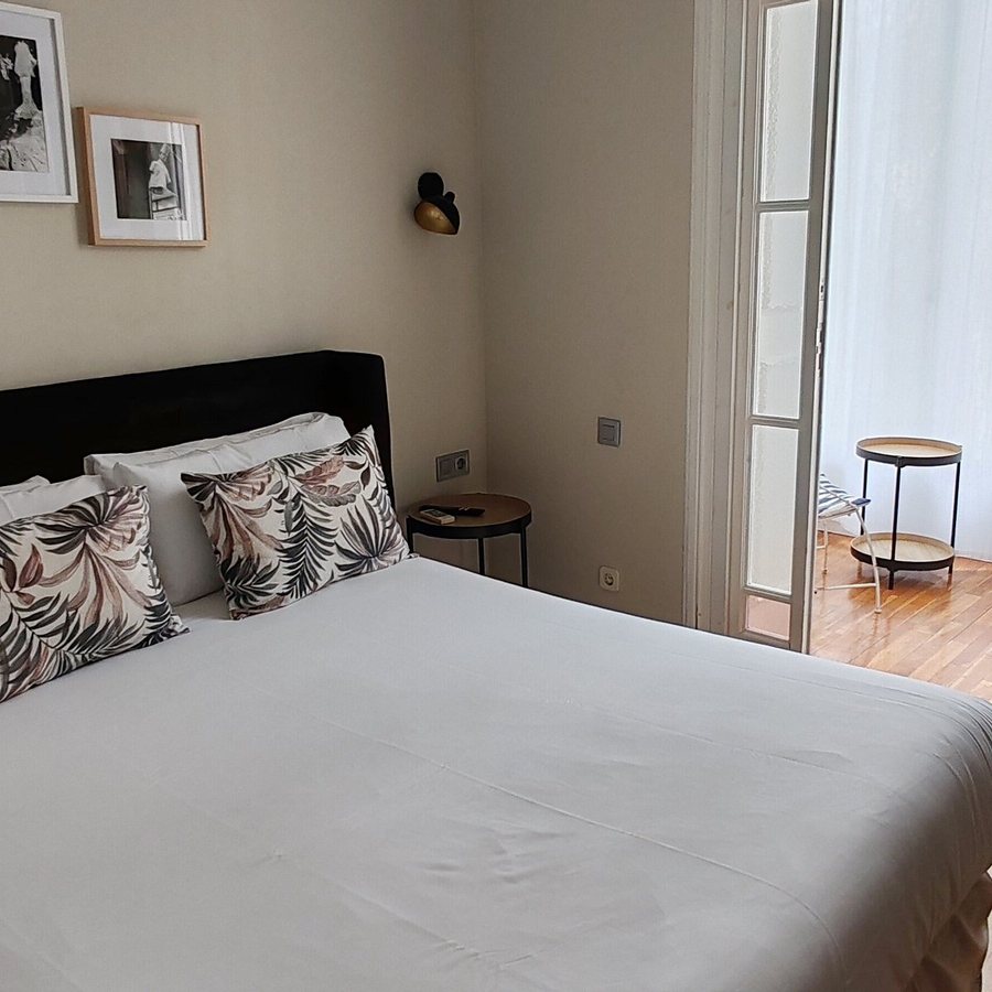 Cami Bed and Gallery Barcelona Catalonia — Guest room