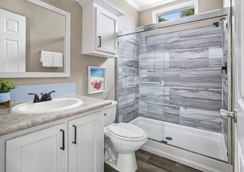 Camp Margaritaville Auburndale — Bathroom