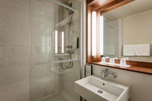 Campanile Geneve Aeroport Palexpo — Bathroom
