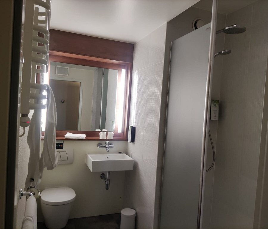 Campanile Krakow — Bathroom