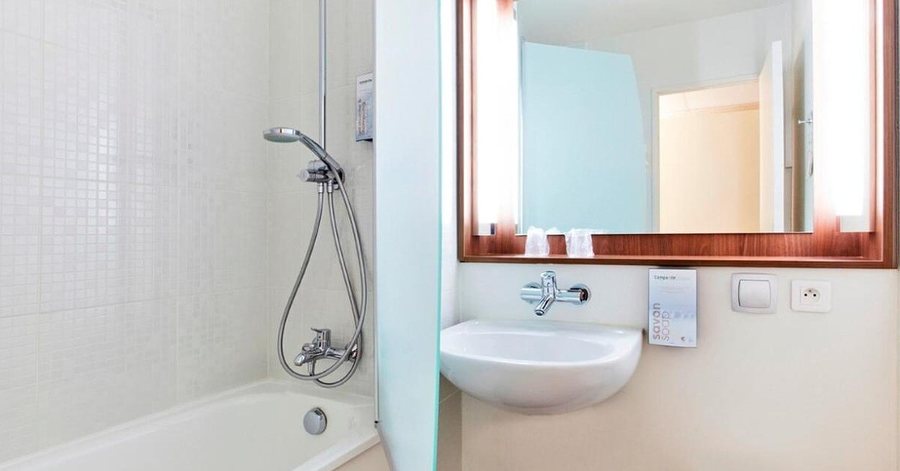 Campanile PRIME Bussy Saint Georges — Bathroom