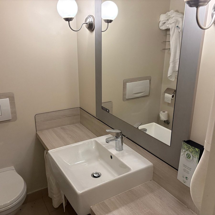 Campanile Vienna South — Bathroom