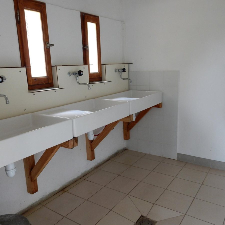 Camping Huttopia Divonne Les Bains — Bathroom