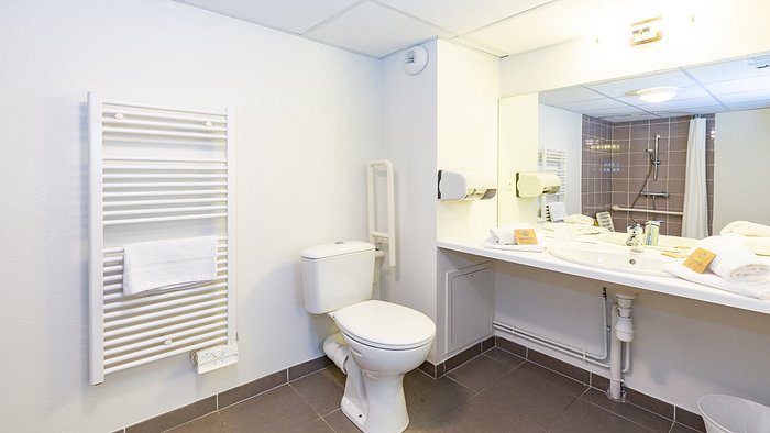 Camping Les Couesnons — Bathroom