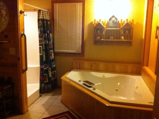 Can U Canoe Riverview Cabins — Bathroom