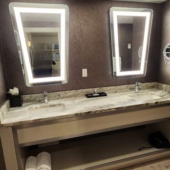 Canal Express Studios — Bathroom