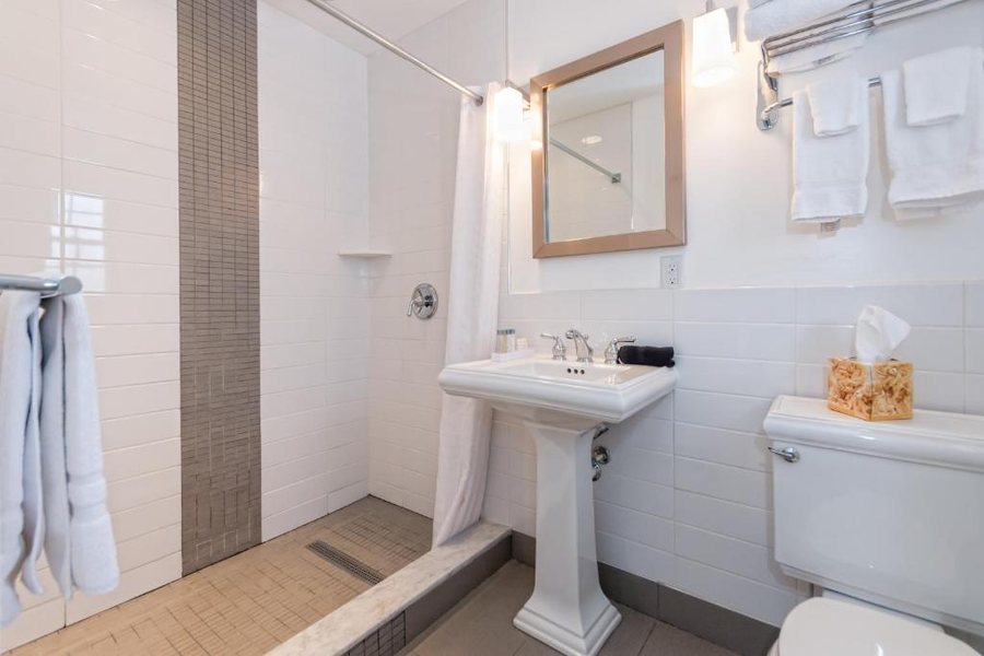 Canalside Inn — Bathroom