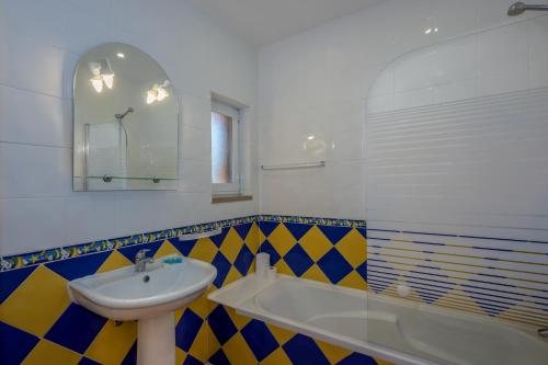 Canavial I II Apartments — Bathroom