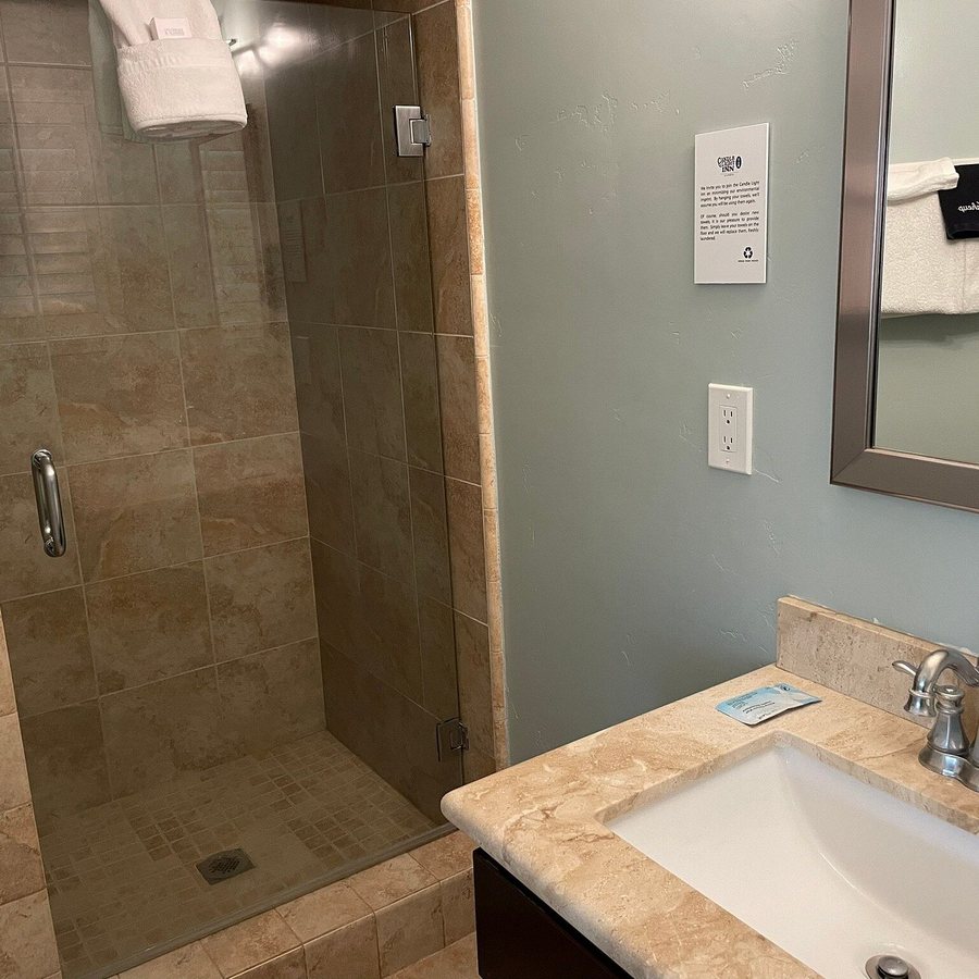 Candle Light Inn — Bathroom