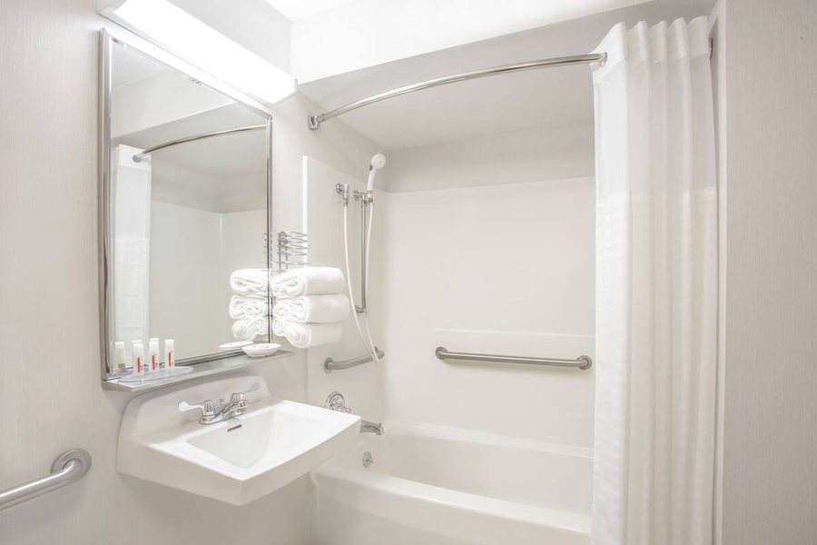 Candlebay Inn — Bathroom