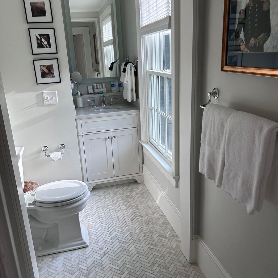 Candleberry Inn on Cape Cod — Bathroom