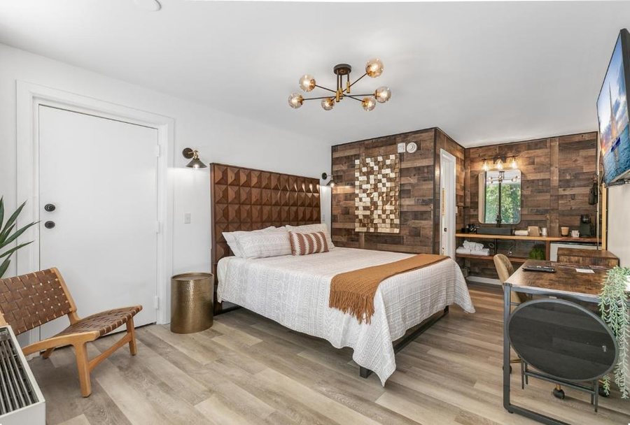 Candlewick Inn and Suites — Guest room