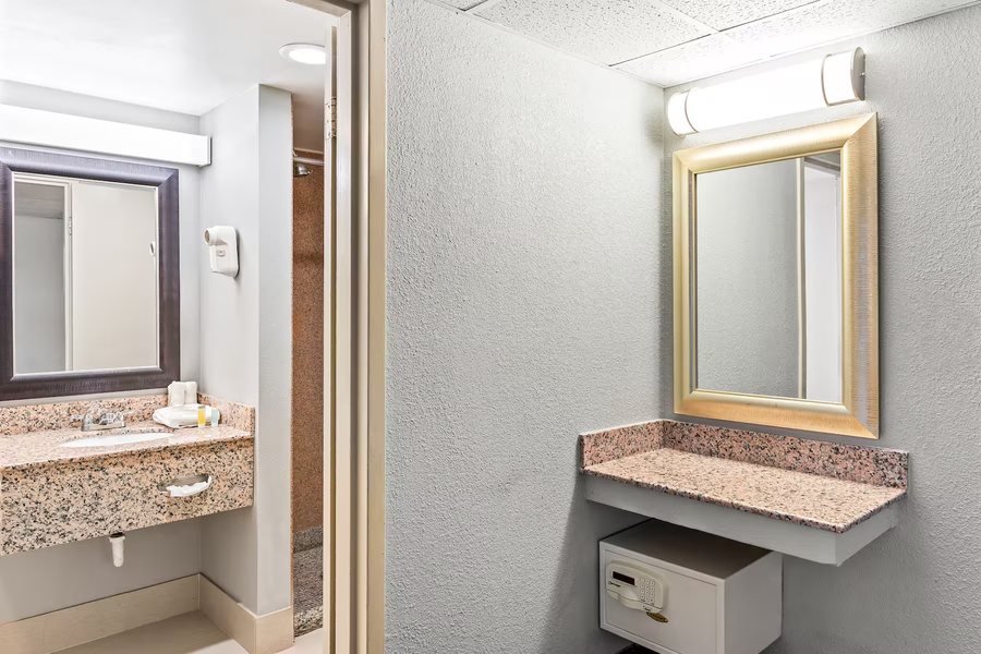 Candlewood Suites Bloomington By IHG — Bathroom