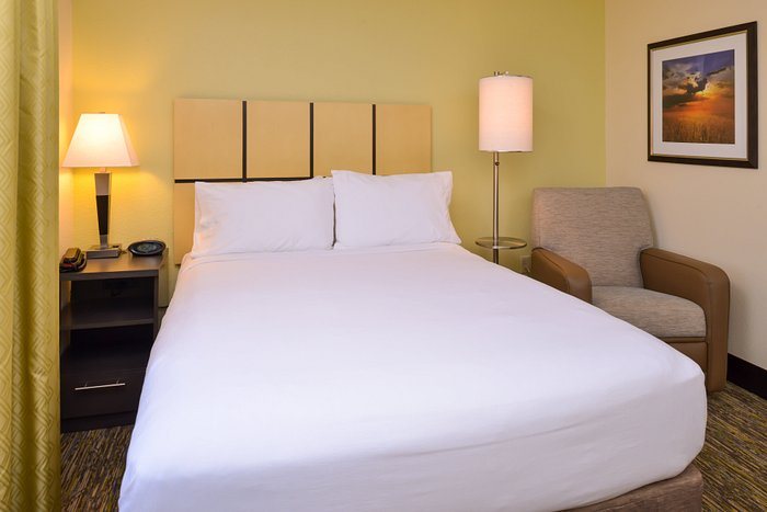 Candlewood Suites Bloomington By IHG — Guest room