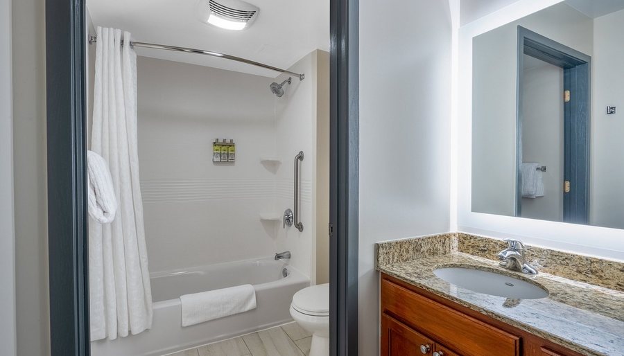 Candlewood Suites Buffalo Amherst by IHG — Bathroom