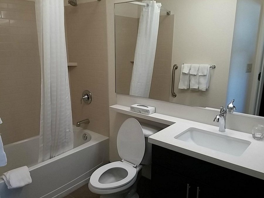 Candlewood Suites Cape Girardeau By IHG — Bathroom