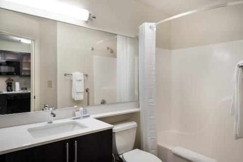 Candlewood Suites Charlotte Arrowood by IHG — Bathroom
