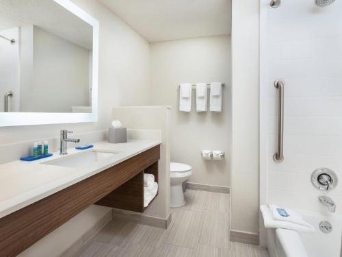 Candlewood Suites DFW Airport North Irving by IHG — Bathroom