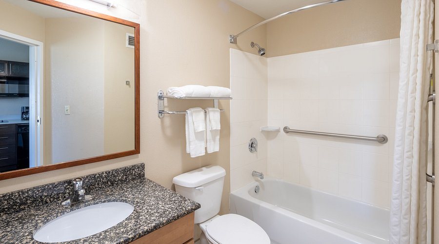 Candlewood Suites Eagan Arpt South — Bathroom