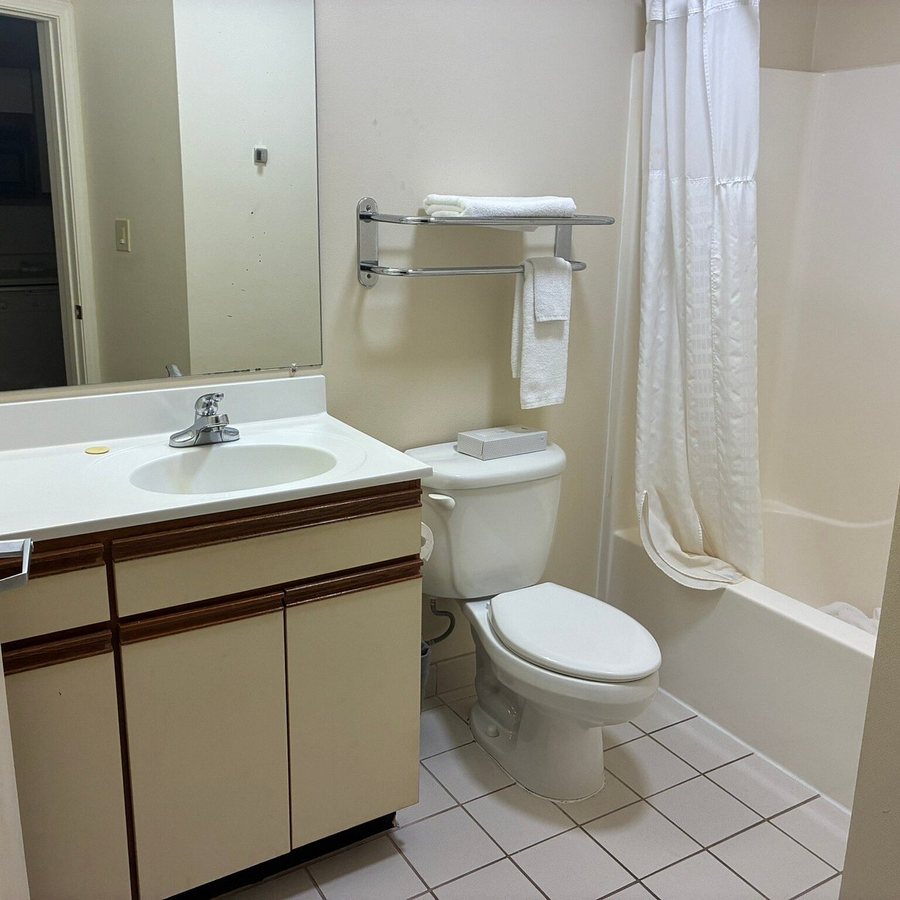 Candlewood Suites East Syracuse Carrier Circle by IHG — Bathroom