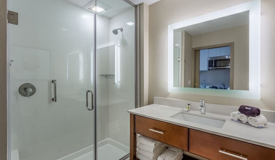 Candlewood Suites Fargo North Dakota State University By IHG — Bathroom