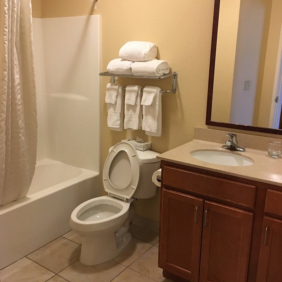 Candlewood Suites Fayetteville Fort Bragg by IHG — Bathroom