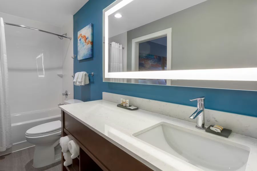 Candlewood Suites Fort Myers Sanibel Gateway by IHG — Bathroom