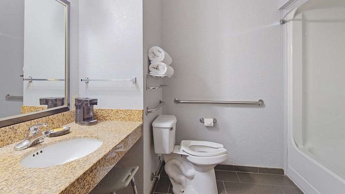 Candlewood Suites Fredericksburg By IHG — Bathroom