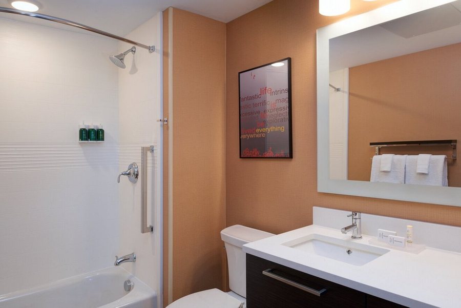 Candlewood Suites Grand Rapids Airport by IHG — Bathroom