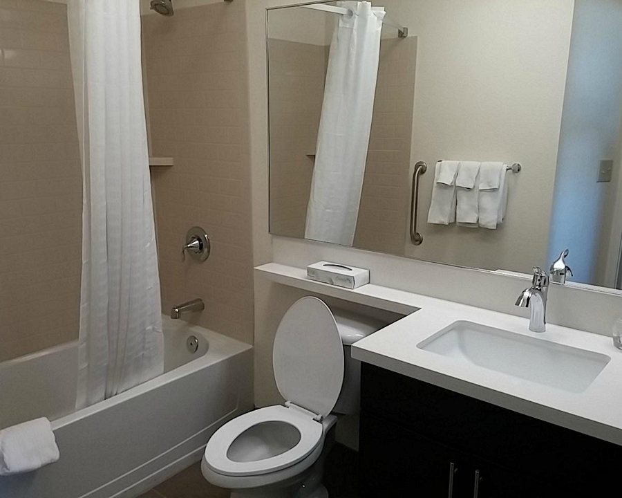 Candlewood Suites Greenville By IHG — Bathroom