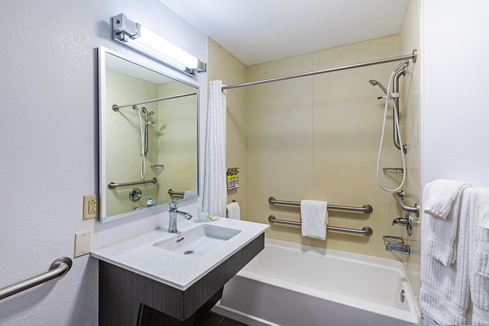 Candlewood Suites Hattiesburg By IHG — Bathroom