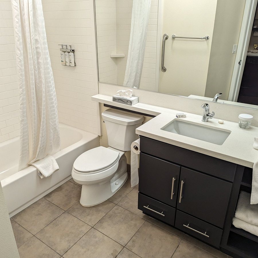 Candlewood Suites Houston I 10 East by IHG — Bathroom