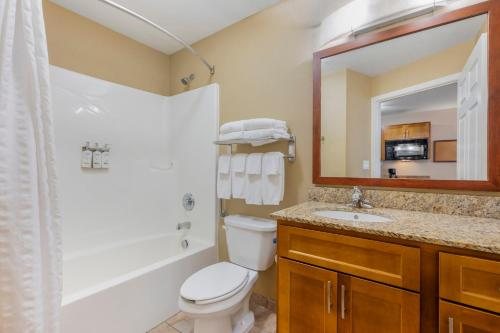 Candlewood Suites Indianapolis Dwtn Medical Dist by IHG Indianapolis Indiana — Bathroom