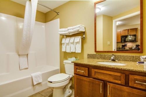 Candlewood Suites Jacksonville Southpoint by IHG — Bathroom
