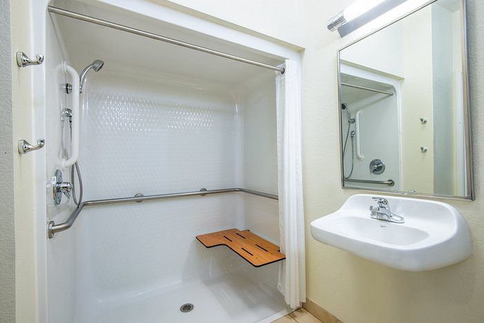 Candlewood Suites Jefferson City By IHG — Bathroom